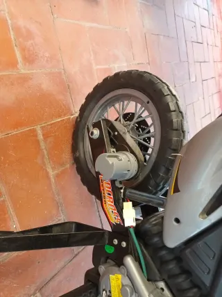 Moto eléctrica infantil amarilla