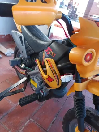 Moto eléctrica infantil amarilla