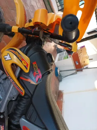 Moto eléctrica infantil amarilla