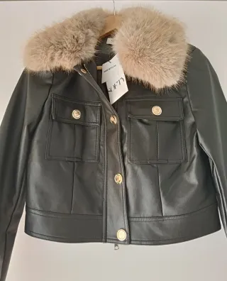 Blusão preto com gola de pêlo bege