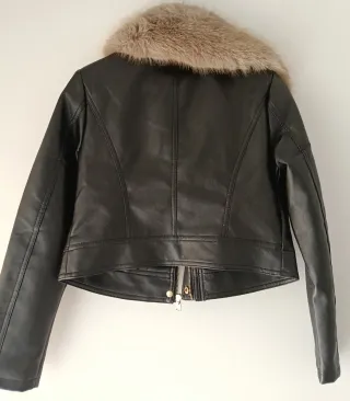 Blusão preto com gola de pêlo bege