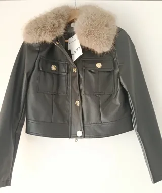 Blusão preto com gola de pêlo bege