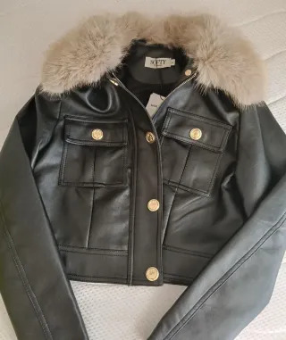 Blusão preto com gola de pêlo bege