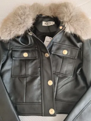 Blusão preto com gola de pêlo bege