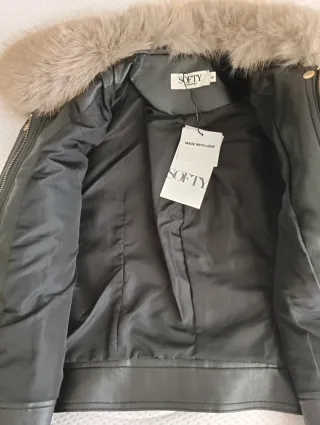 Blusão preto com gola de pêlo bege