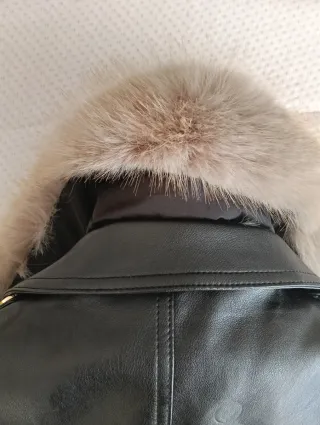 Blusão preto com gola de pêlo bege