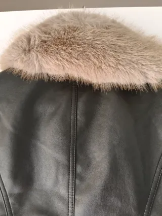 Blusão preto com gola de pêlo bege