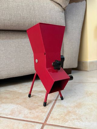 Schiaccia noci manovella rosso