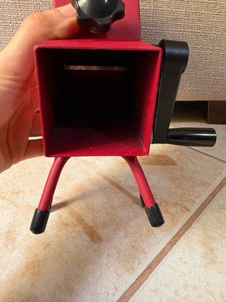 Schiaccia noci manovella rosso