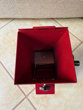 Schiaccia noci manovella rosso