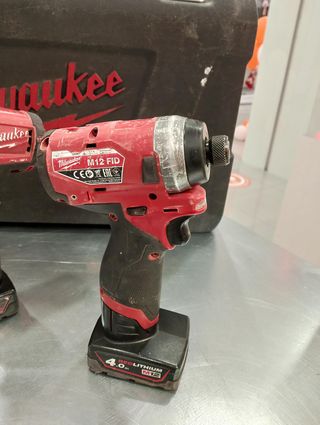 MILKAUKEE M12 FUEL TALADRO Y TALADRO PERCUTOR + 2 BAT + CARGADOR + MALETIN