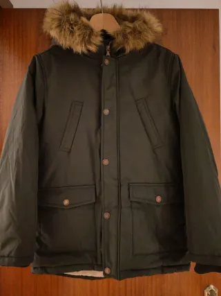 Abrigo verde con capucha y pelo, talla 13-14 años