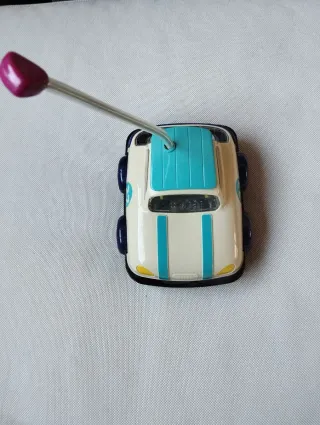 Coche teledirigido de juguete con su mando a juego