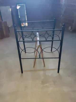 Cabecero de acero negro