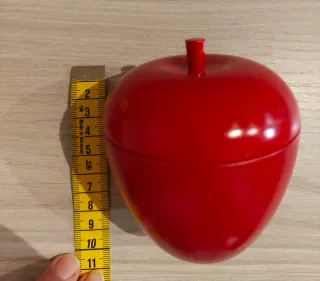 Candela profumata a forma di mela rossa