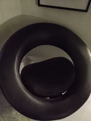 Silla de cuero negra giratoria