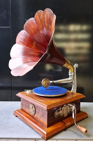 Gramófono Siglo XX Funcionando campana madera.