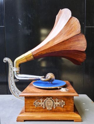 Gramófono Siglo XX Funcionando campana madera.