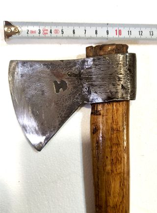 Hacha pequeña de hierro forjado y mango barnizado
