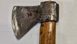 Hacha pequeña de hierro forjado y mango barnizado