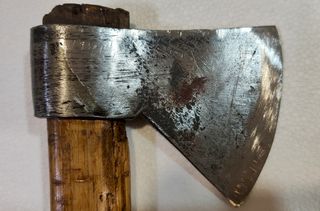 Hacha pequeña de hierro forjado y mango barnizado