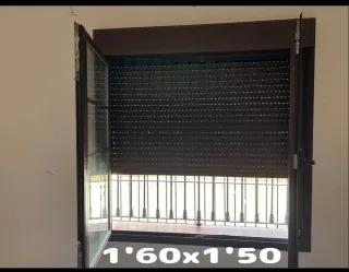 Ventana Climalit con persiana y reja