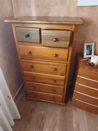 Cómoda de madera marrón
