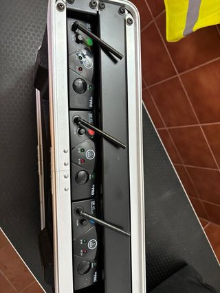 Petacas y receptores inalámbricos con estuche Thom