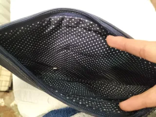 Bolso negro con detalles de la bandera de España