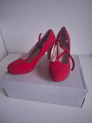 Zapatos de tacón rojos con plataforma