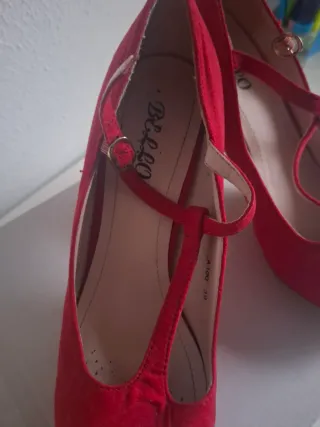 Zapatos de tacón rojos con plataforma