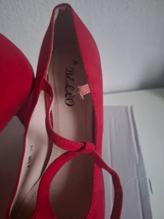 Zapatos de tacón rojos con plataforma