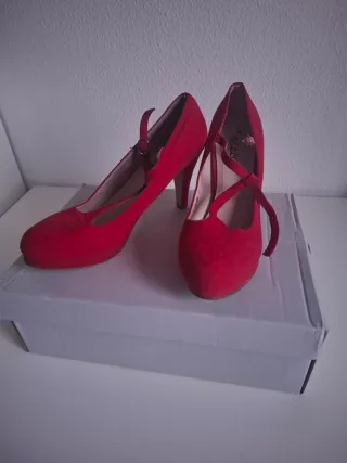 Zapatos de tacón rojos con plataforma