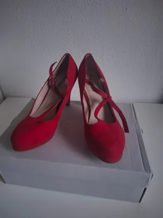 Zapatos de tacón rojos con plataforma