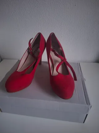 Zapatos de tacón rojos con plataforma