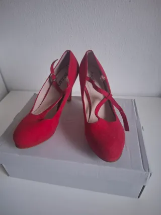 Zapatos de tacón rojos con plataforma
