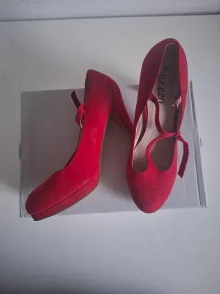 Zapatos de tacón rojos con plataforma