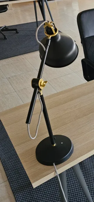 Lámpara Escritorio. 2 unidades disponibles.