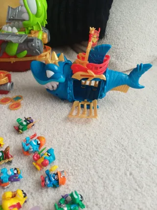 Barco Pirata Tiburón Cofre y 20 Figuras