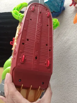 Barco Pirata Tiburón Cofre y 20 Figuras