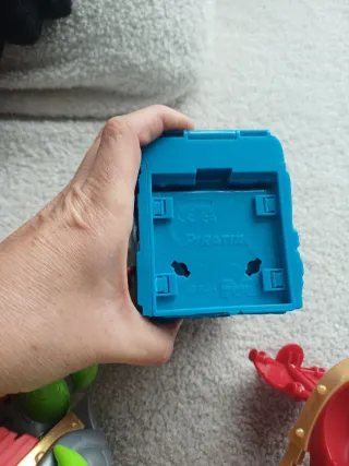 Barco Pirata Tiburón Cofre y 20 Figuras