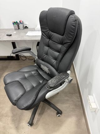 Silla de oficina negra y plateada