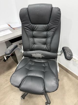 Silla de oficina negra y plateada