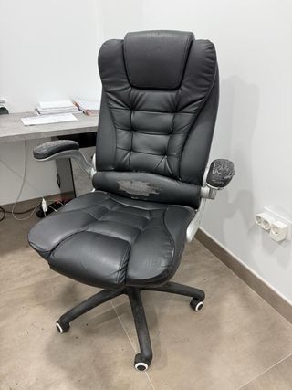 Silla de oficina negra y plateada