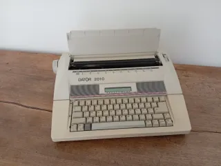 Máquina de escribir eléctrica Dator 2010