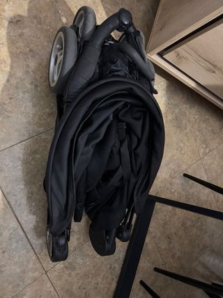 Carrito de bebé negro