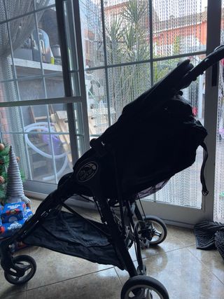 Carrito de bebé negro