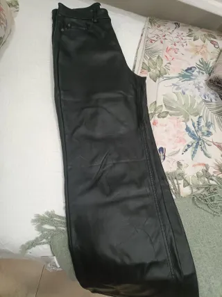 Pantalón polipiel negro wide leg talla 40 H&M