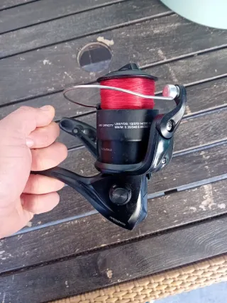 Carrete de pesca con sedal rojo duraflot 7000