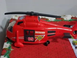 Helicóptero de rescate rojo de juguete